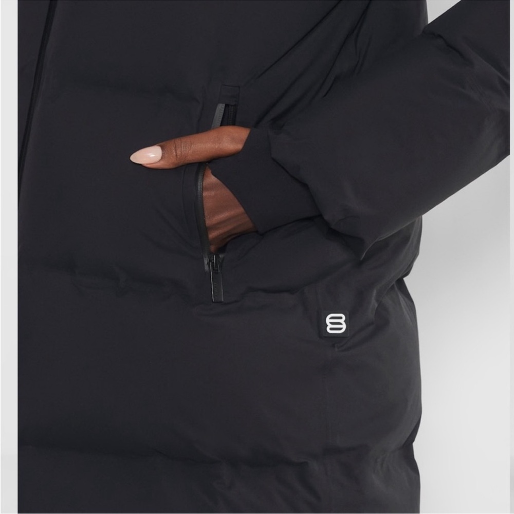 Aritzia Black Hooded Puffer Coat

The Super Puff, Om Mid - Rainstop Size S - Picture 6 of 7